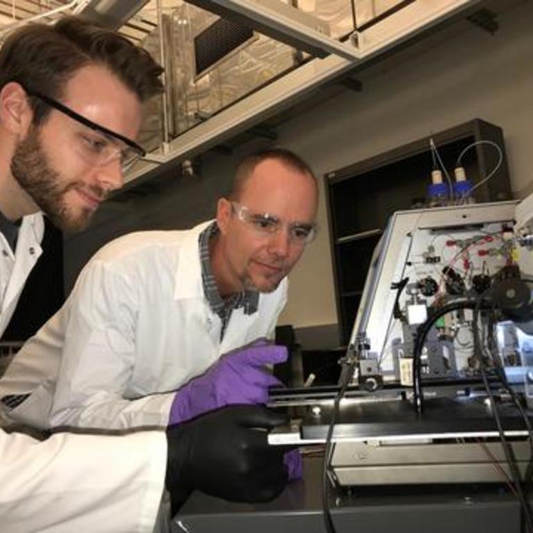 Tyler Lambeth (left) and Ryan Julian in the lab. (UCR/Julian lab)
