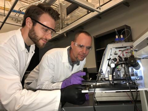 Tyler Lambeth (left) and Ryan Julian in the lab. (UCR/Julian lab)